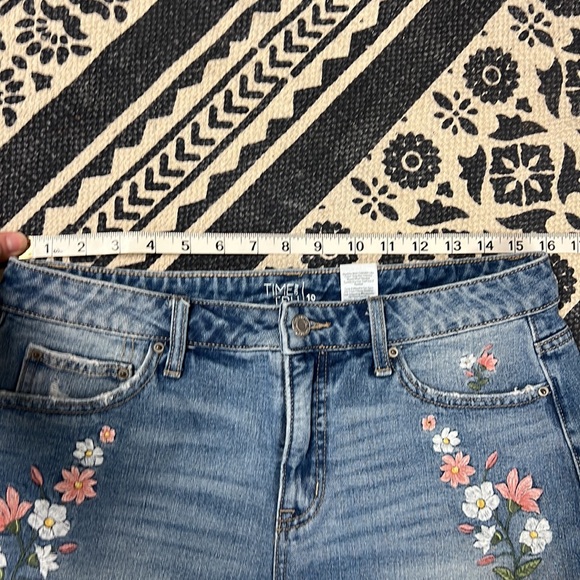 High Rise Embroidered Shorts - Picture 7 of 8